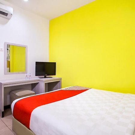 Oyo 119 Belvena Hotel Джакарта Екстериор снимка