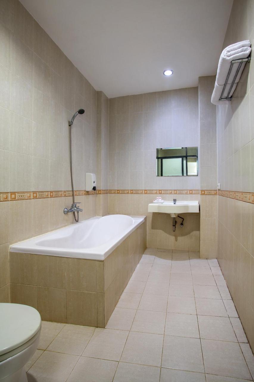 Oyo 119 Belvena Hotel Джакарта Екстериор снимка