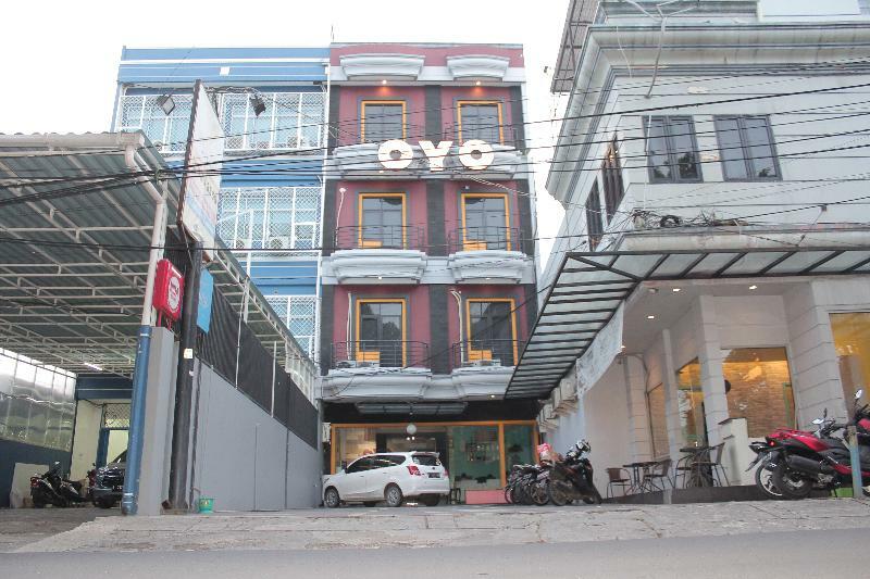 Oyo 119 Belvena Hotel Джакарта Екстериор снимка